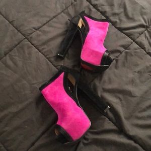 Fuchsia and black suede peep toe platform heels
